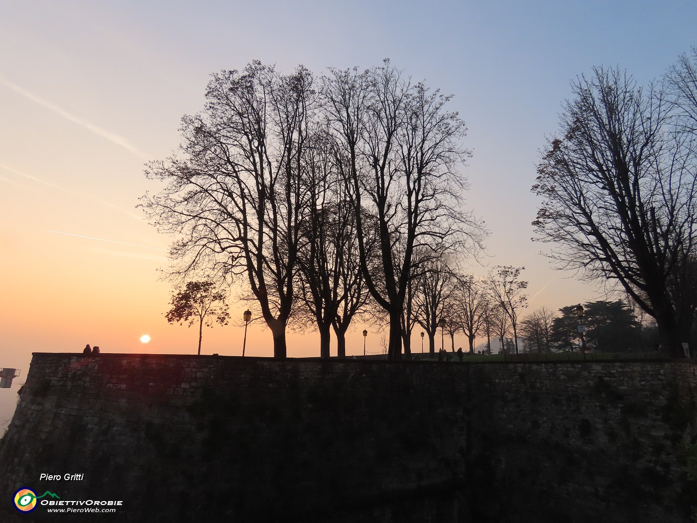 61 Il sole si abbassa all'orizzonte delle mura venete.JPG